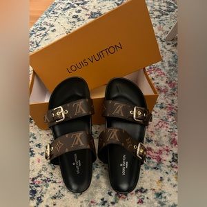 NIB DESIGNER INSPIRED BIRKENSTOCK STYLE SANDALS. SMOKE FREE HOME SIZE 37.